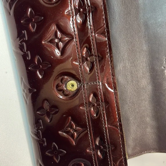 Authentic Louis Vuitton monogram vernis Sara wallet.